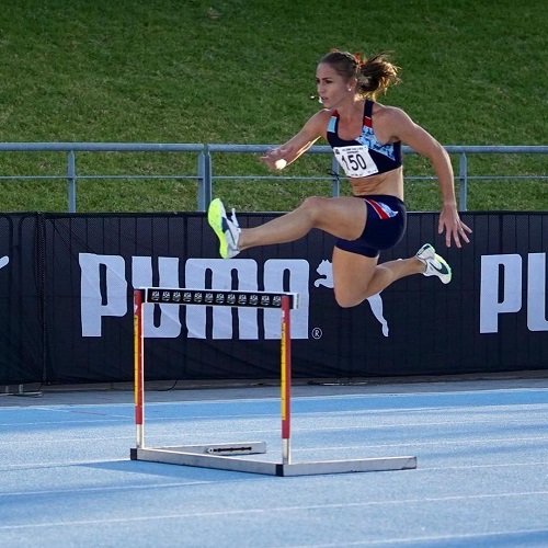 Wenda Nel hurdles